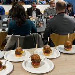 Klima- og miljøminister Espen Barth Eide spiser tunuikatburger