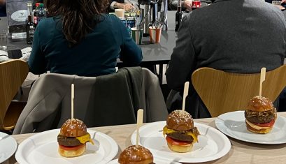 Klima- og miljøminister Espen Barth Eide spiser tunuikatburger